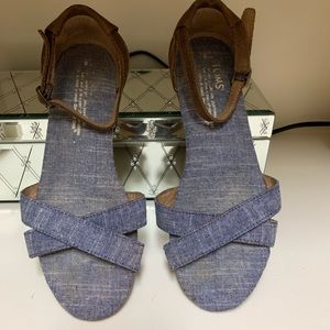 🦋Blue jean TOMS sandals